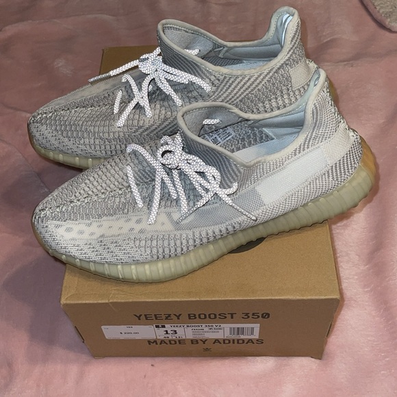 Yeezy boost 350 V2 main image 4